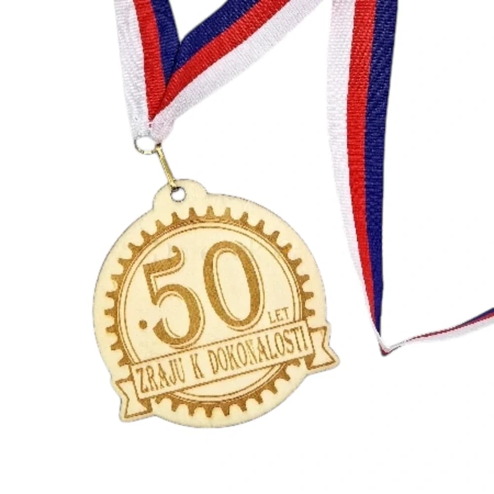 Dřevěná medaile k 50. narozeninám s gravírováním