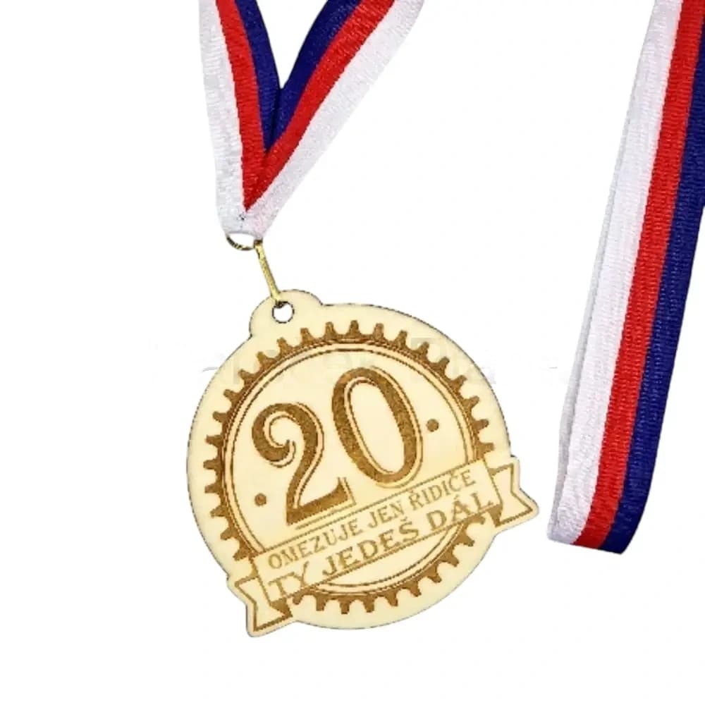 Dřevěná medaile k 20. narozeninám s gravírováním