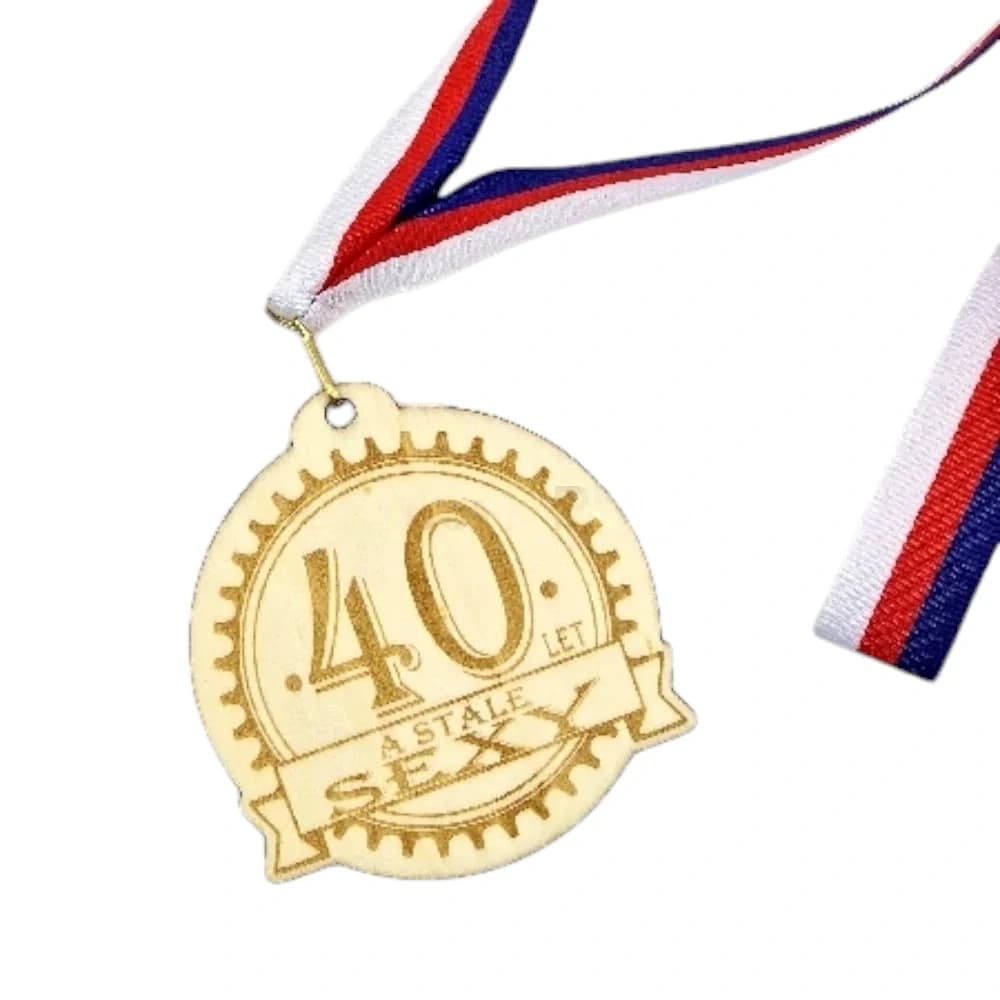 Dřevěná medaile k 40. narozeninám s gravírováním