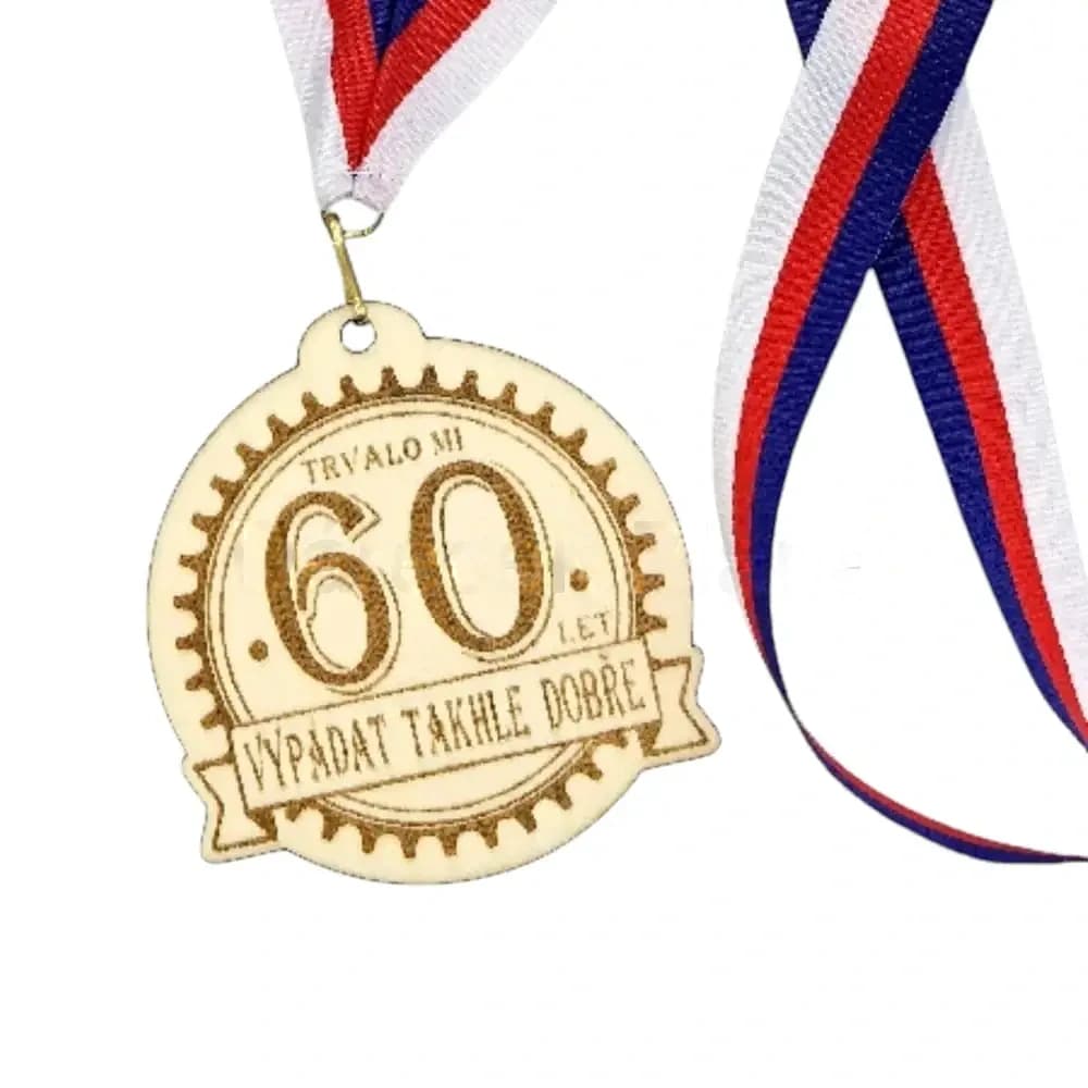 Dřevěná medaile k 60. narozeninám s gravírováním