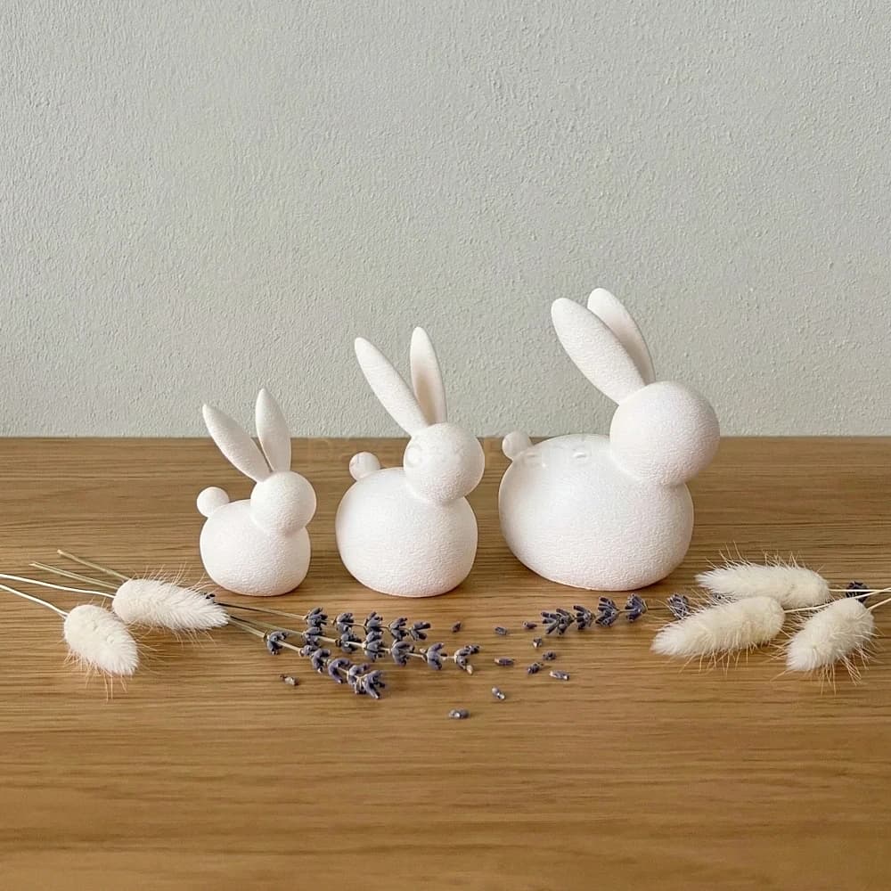 Minimalističtí bílí zajíčci z 3D tisku