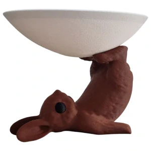 Ležící zajíček s miskou