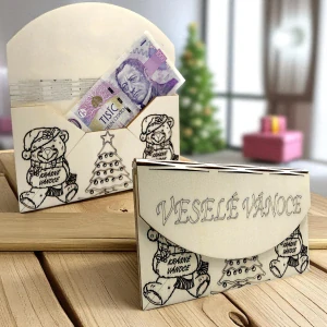 Vánoční obálka na peníze z dřeva – motiv Medvídek a stromek