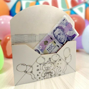 Narozeninová obálka na peníze z dřeva – Medvídek s dárkem