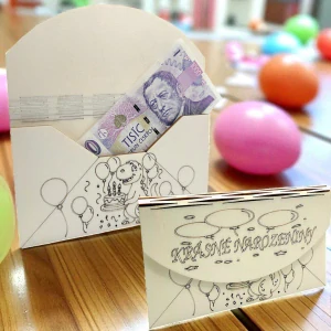 Narozeninová obálka na peníze z dřeva – Dino s balónky a dortem