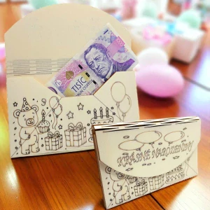 Narozeninová obálka na peníze z dřeva – Medvídek s dortem a balónky