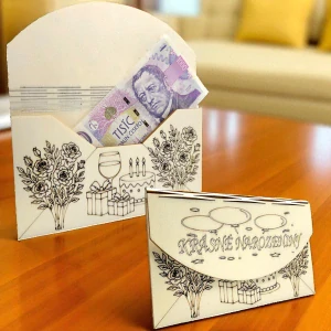 Narozeninová obálka na peníze z dřeva – Kytice růží a sklenička vína