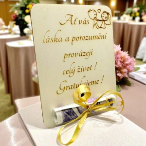 Dřevěná karta na peníze – Svatební přání s gravírováním