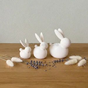 Minimalističtí bílí zajíčci