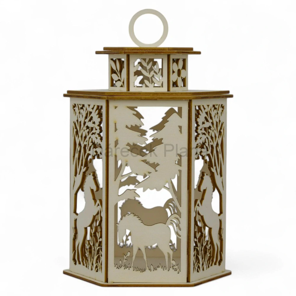 Dřevěná lucerna s motivem koní