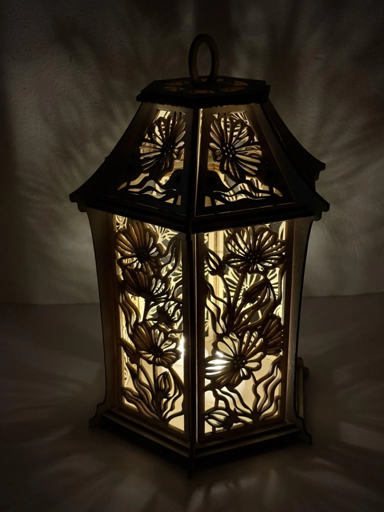  Dřevěná lucerna s květinovým motivem